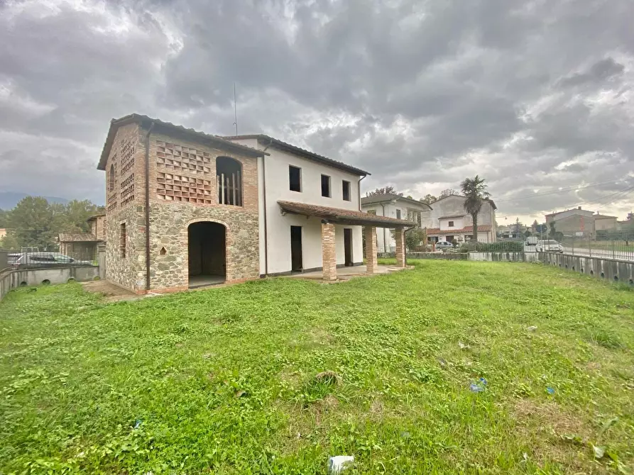 Immagine 1 di Villa in vendita  a Capannori