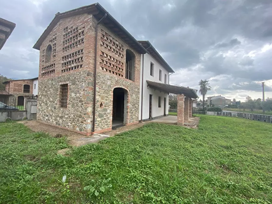 Immagine 2 di Villa in vendita  a Capannori