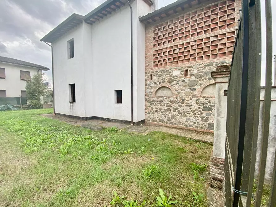 Immagine 4 di Villa in vendita  a Capannori