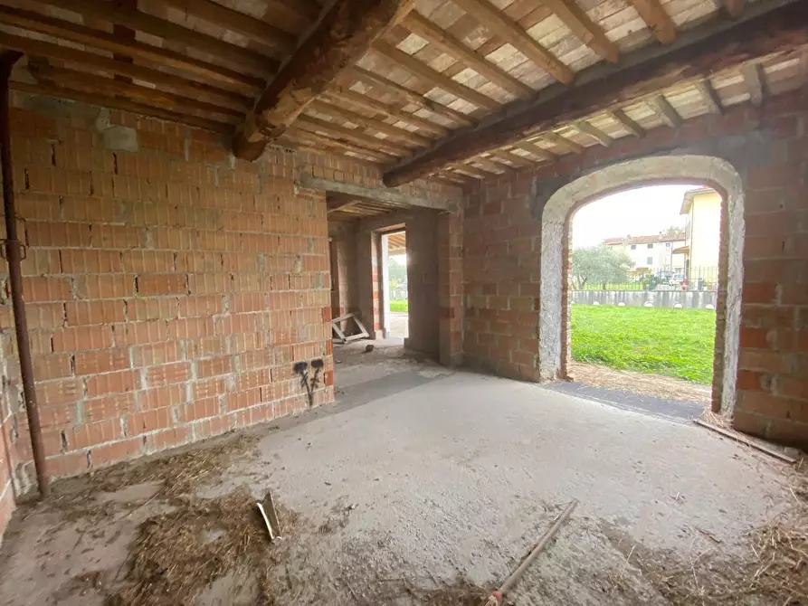 Immagine 28 di Villa in vendita  a Capannori