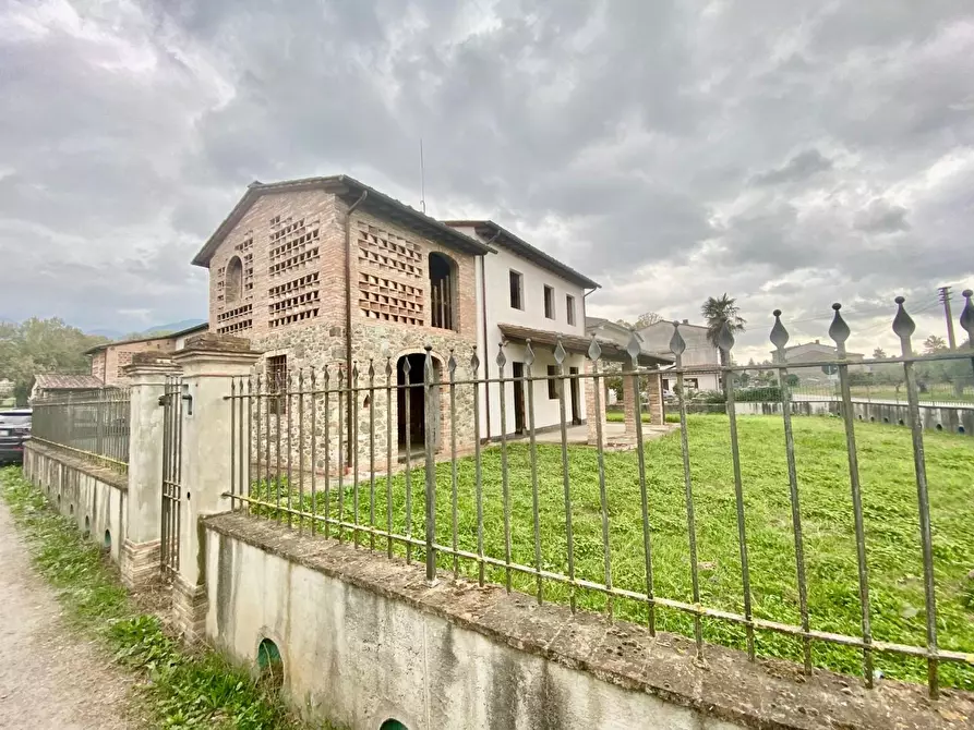 Immagine 3 di Villa in vendita  a Capannori
