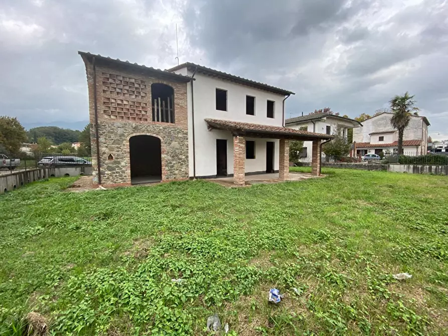 Immagine 31 di Villa in vendita  a Capannori