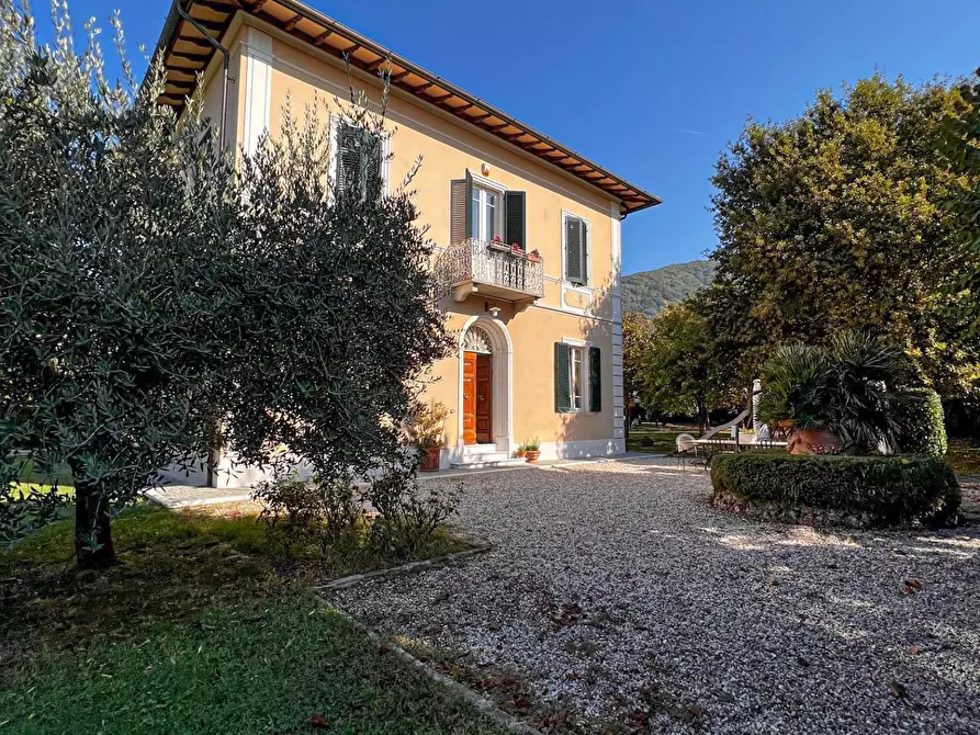 Immagine 1 di Villa in vendita  a San Giuliano Terme