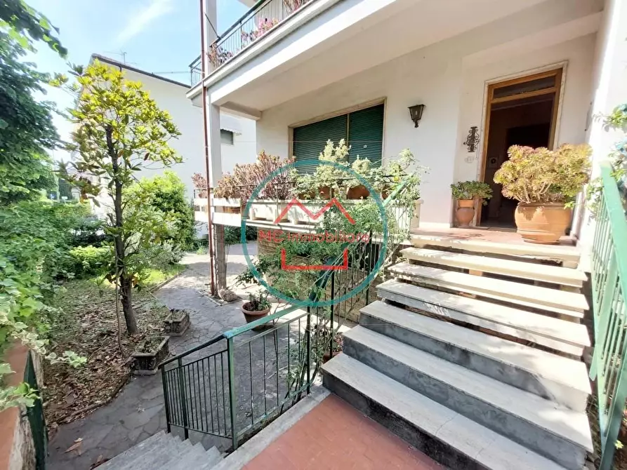 Immagine 2 di Villa in vendita  a Montecatini Terme