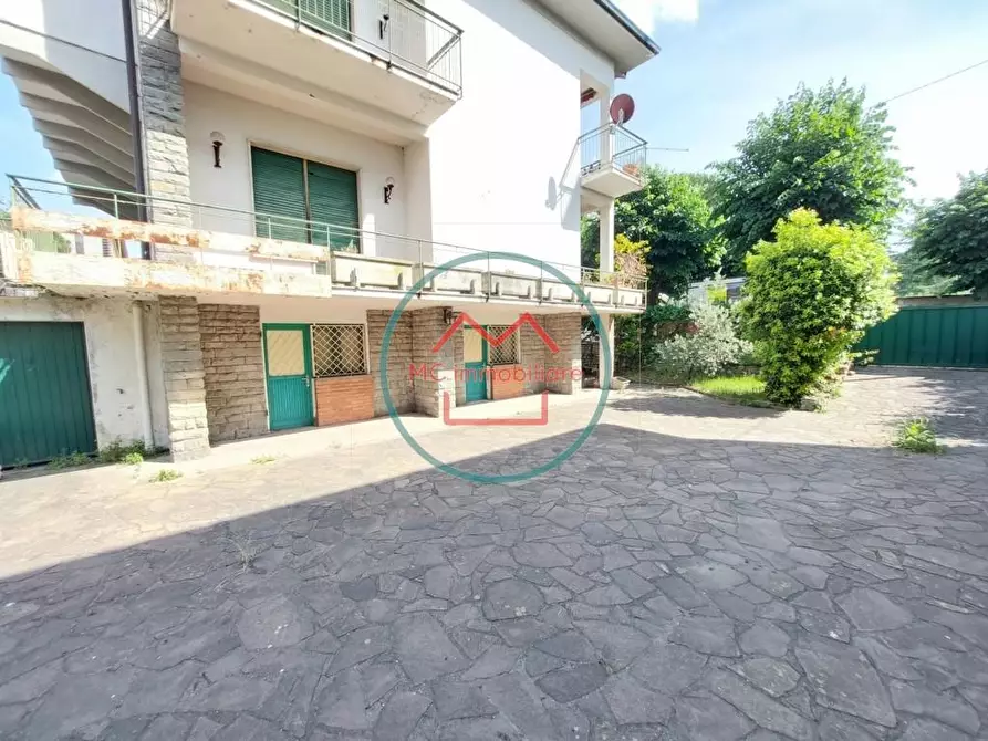 Immagine 6 di Villa in vendita  a Montecatini Terme