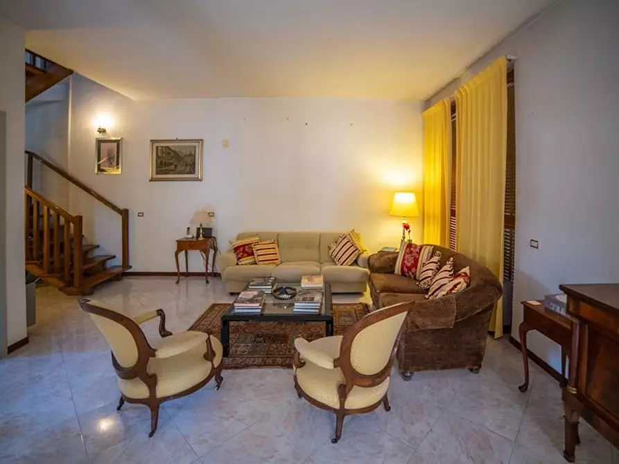 Immagine 11 di Casa bifamiliare in vendita  a Massa