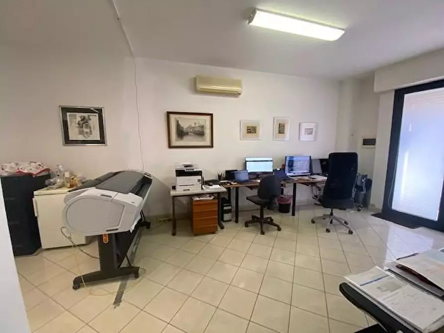 Immagine 8 di Ufficio in vendita  a Livorno