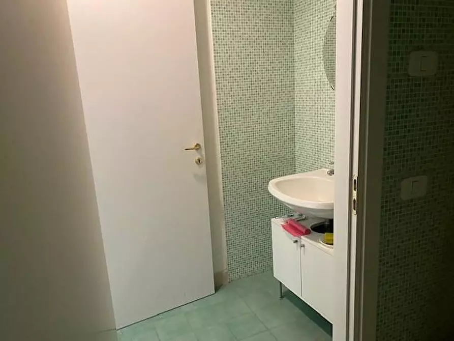 Immagine 14 di Ufficio in vendita  a Livorno