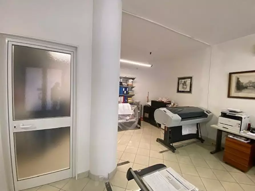 Immagine 10 di Ufficio in vendita  a Livorno