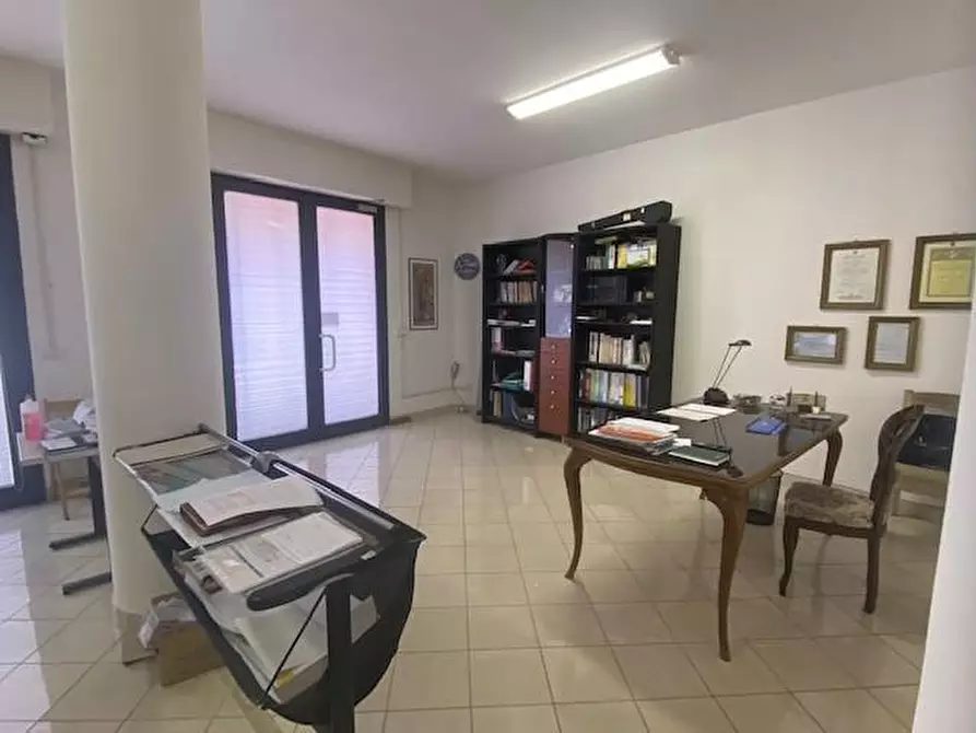 Immagine 3 di Ufficio in vendita  a Livorno