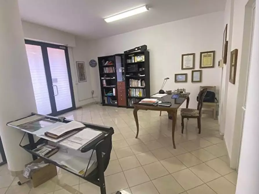 Immagine 7 di Ufficio in vendita  a Livorno