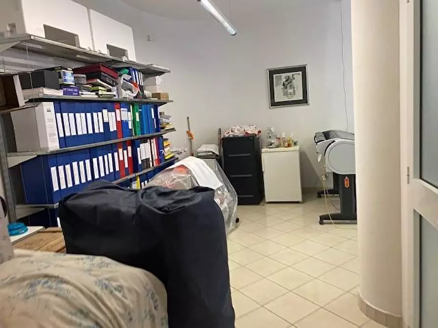 Immagine 12 di Ufficio in vendita  a Livorno