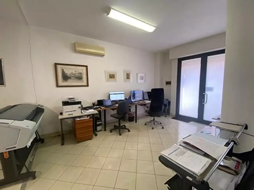 Immagine 11 di Ufficio in vendita  a Livorno
