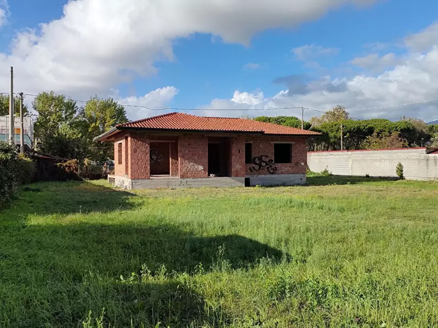 Immagine 1 di Casa indipendente in vendita  a Massa