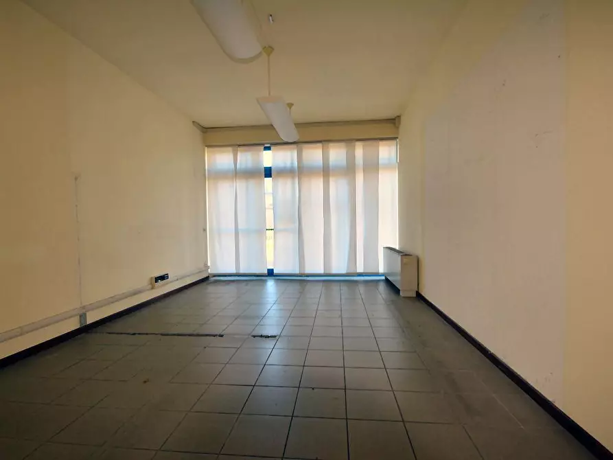 Immagine 7 di Ufficio in affitto  a Lucca