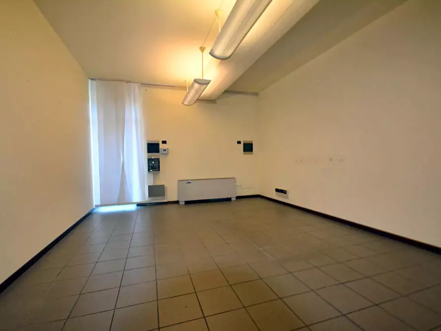 Immagine 10 di Ufficio in affitto  a Lucca