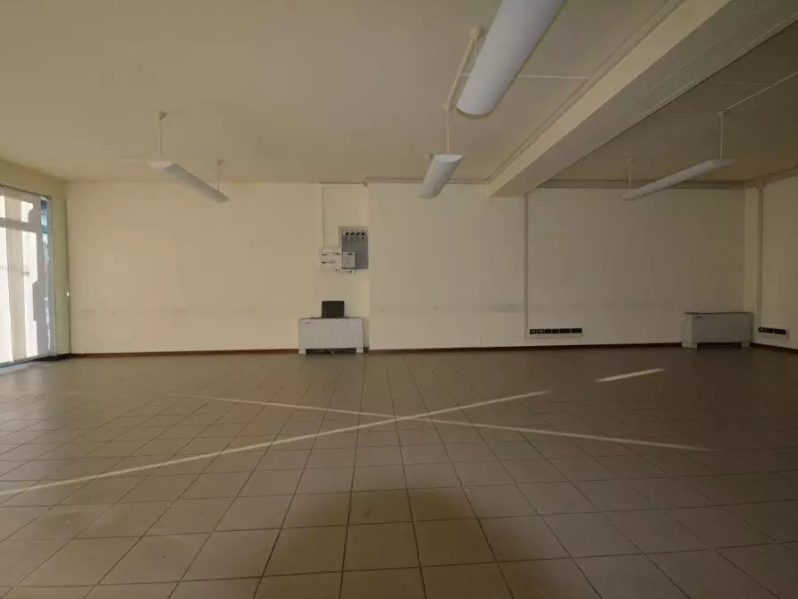 Immagine 5 di Ufficio in affitto  a Lucca