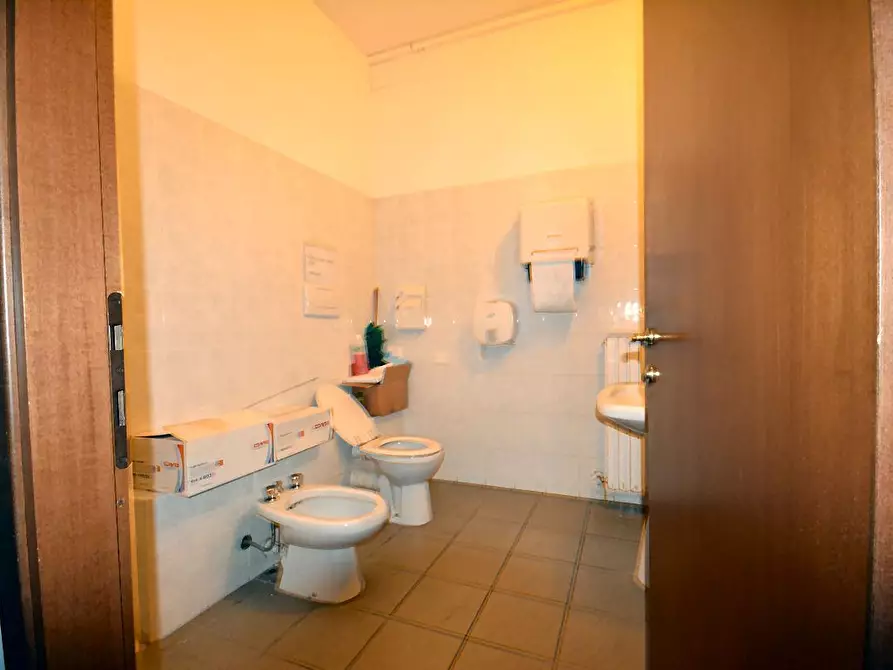 Immagine 13 di Ufficio in affitto  a Lucca