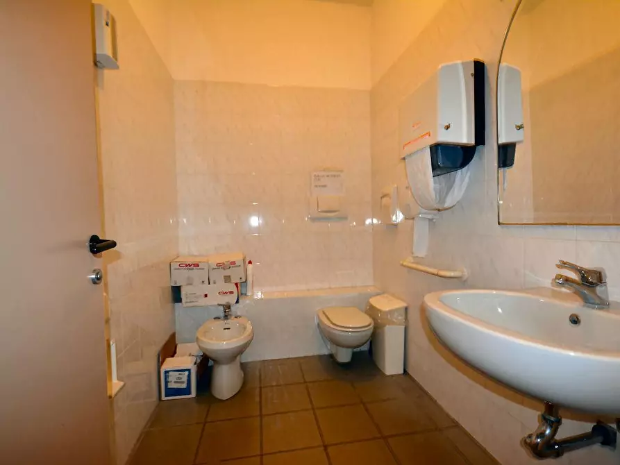 Immagine 12 di Ufficio in affitto  a Lucca