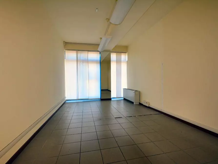 Immagine 6 di Ufficio in affitto  a Lucca