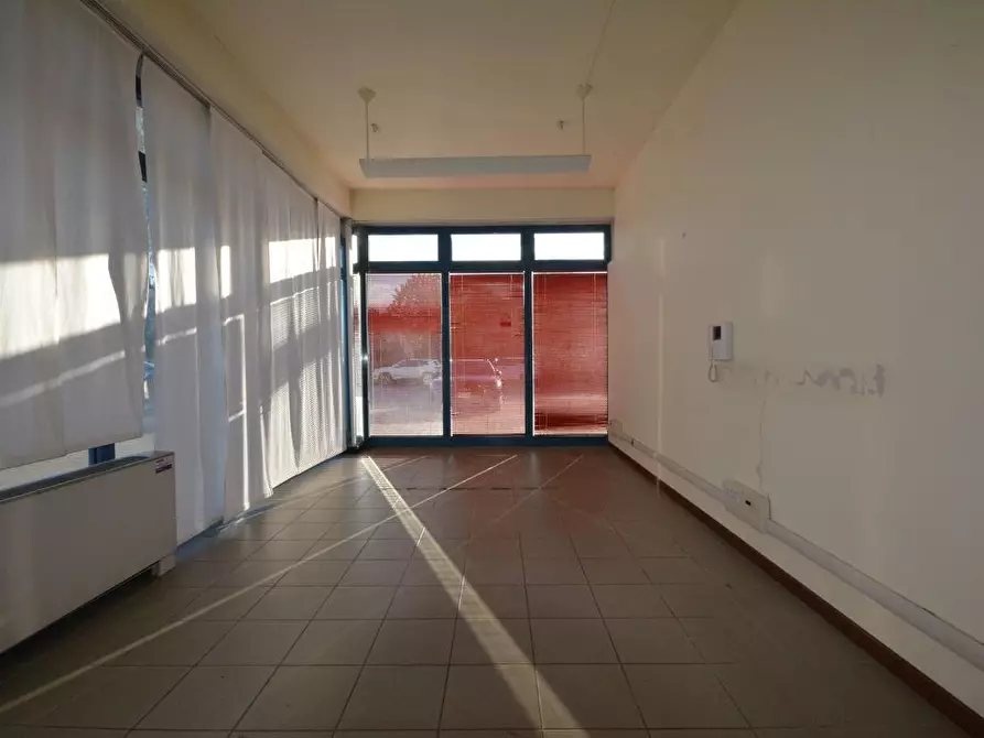 Immagine 4 di Ufficio in affitto  a Lucca