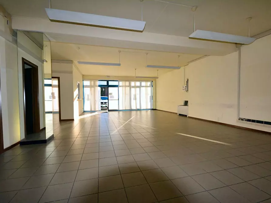 Immagine 2 di Ufficio in affitto  a Lucca