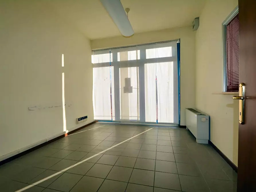 Immagine 3 di Ufficio in affitto  a Lucca