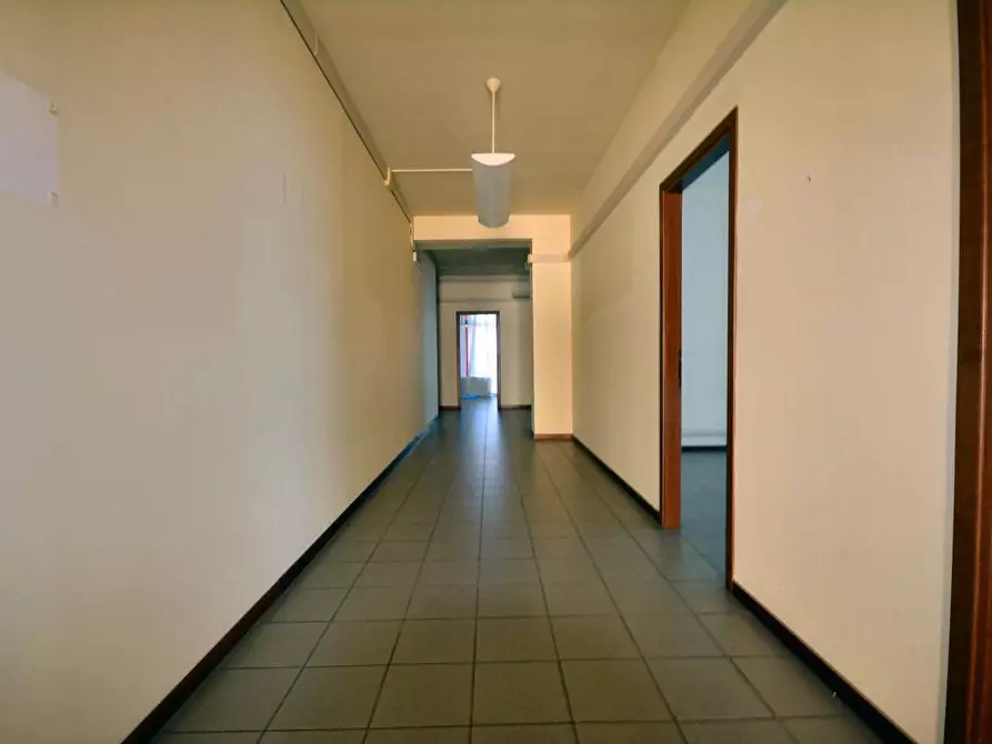 Immagine 9 di Ufficio in affitto  a Lucca