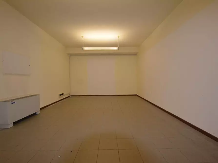 Immagine 8 di Ufficio in affitto  a Lucca