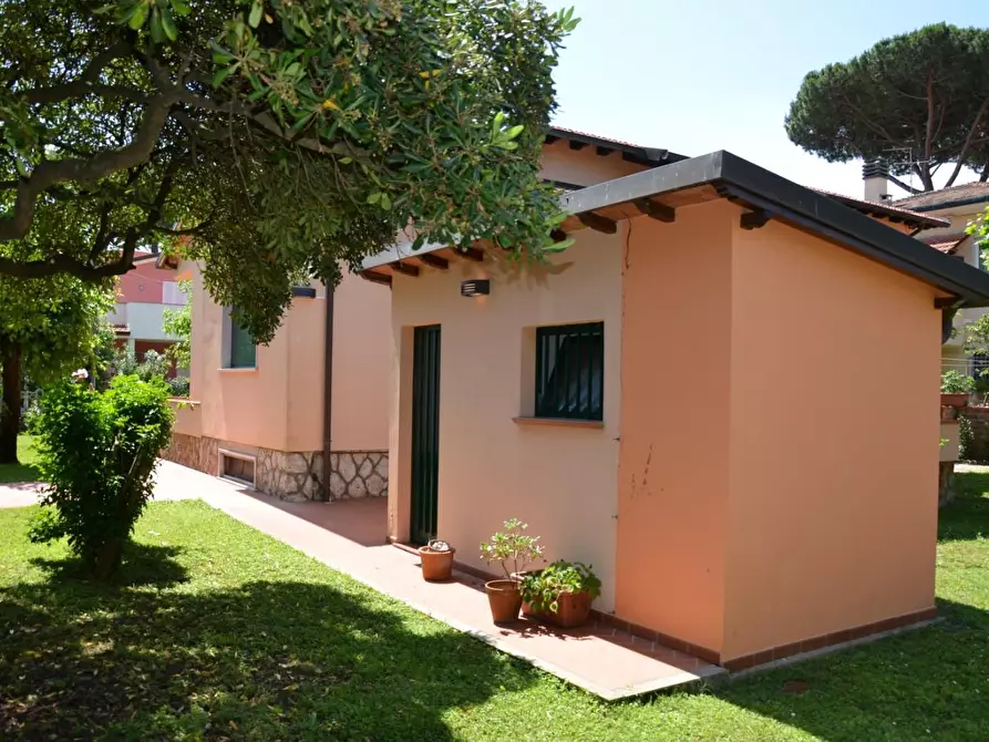 Immagine 9 di Villa in vendita  a Pietrasanta