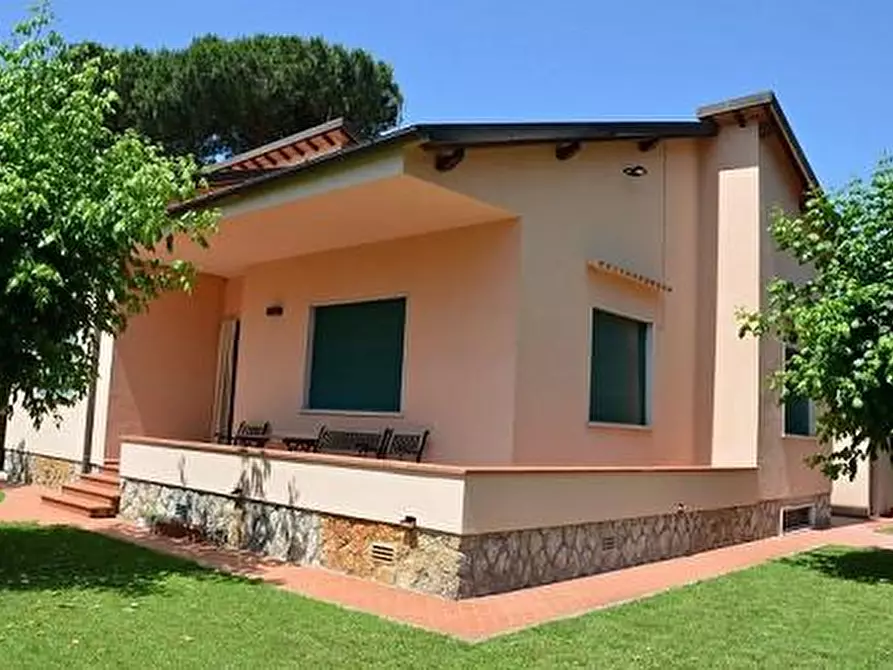 Immagine 1 di Villa in vendita  a Pietrasanta