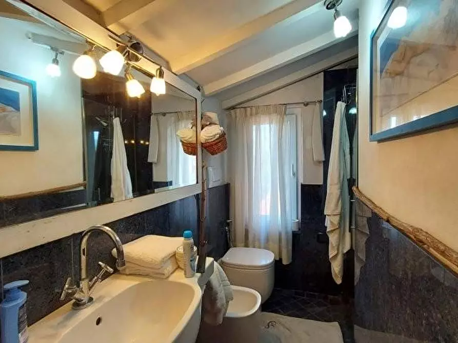 Immagine 20 di Casa colonica in vendita  a Capannori