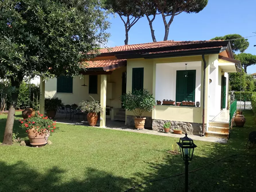 Immagine 8 di Villa in vendita  a Pietrasanta