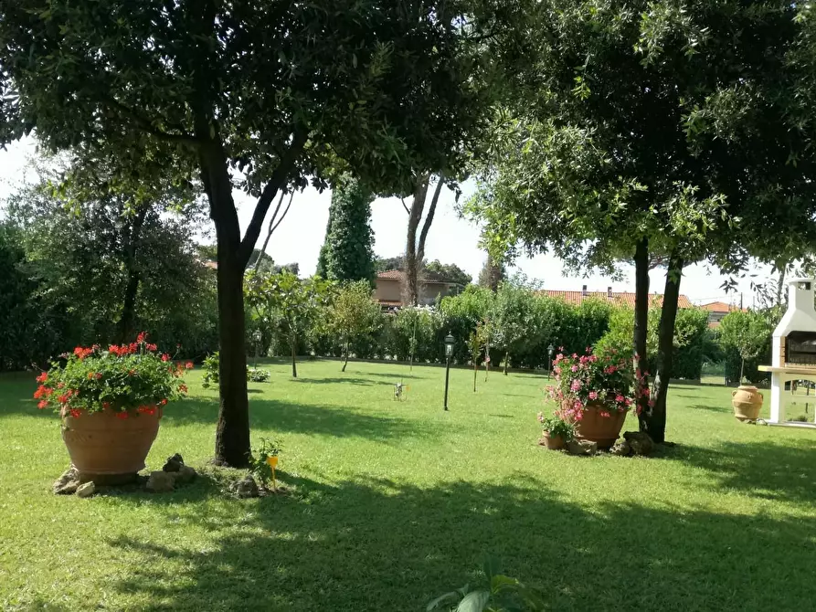 Immagine 2 di Villa in vendita  a Pietrasanta