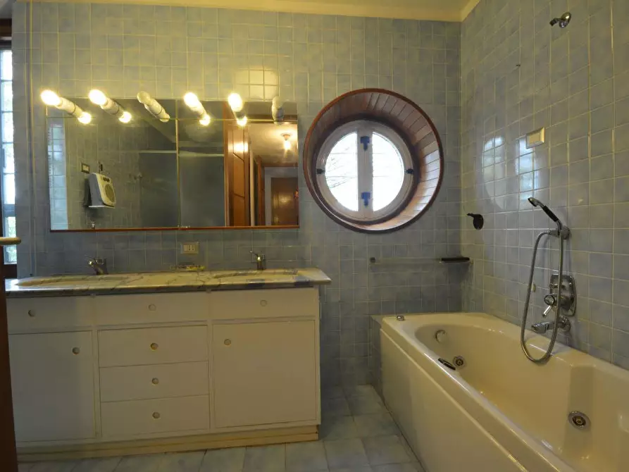 Immagine 19 di Villa in vendita  a Lucca