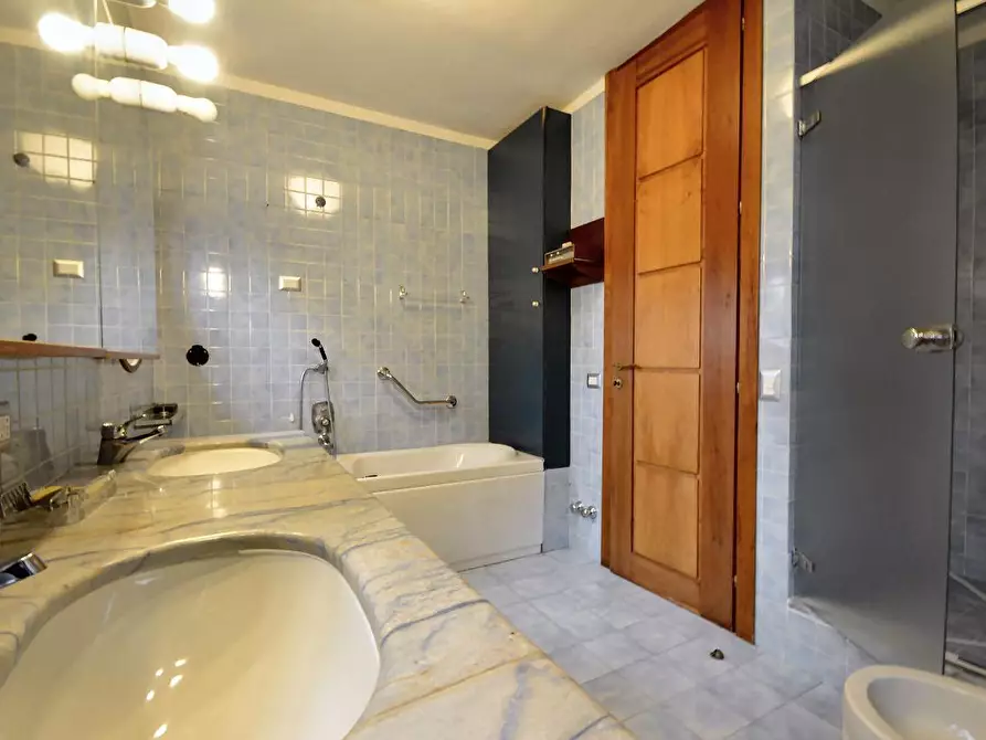 Immagine 20 di Villa in vendita  a Lucca