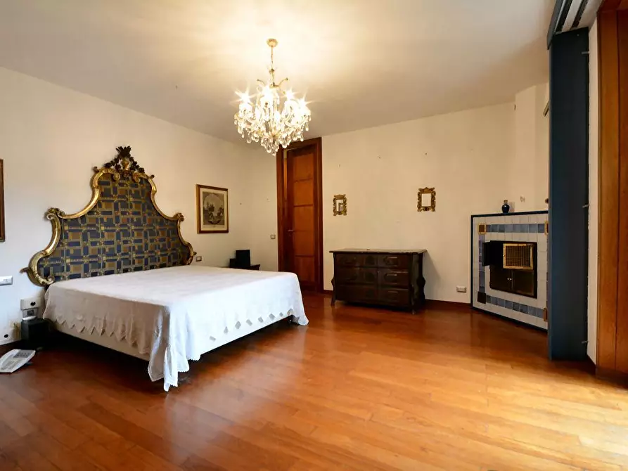 Immagine 17 di Villa in vendita  a Lucca