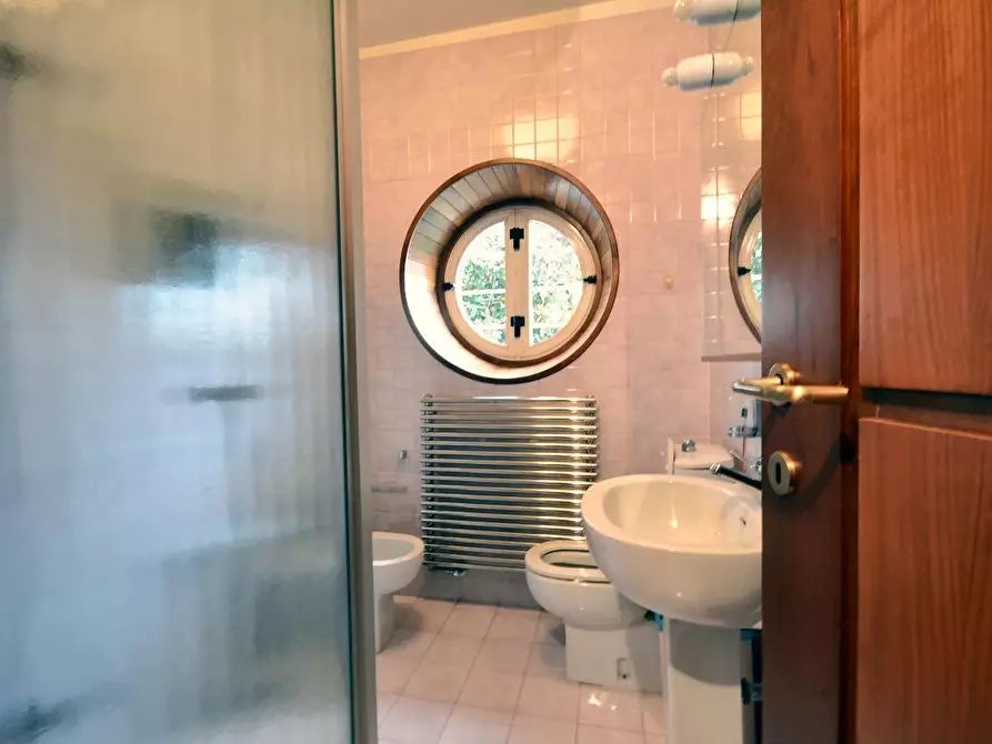 Immagine 11 di Villa in vendita  a Lucca