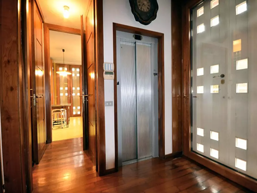 Immagine 8 di Villa in vendita  a Lucca