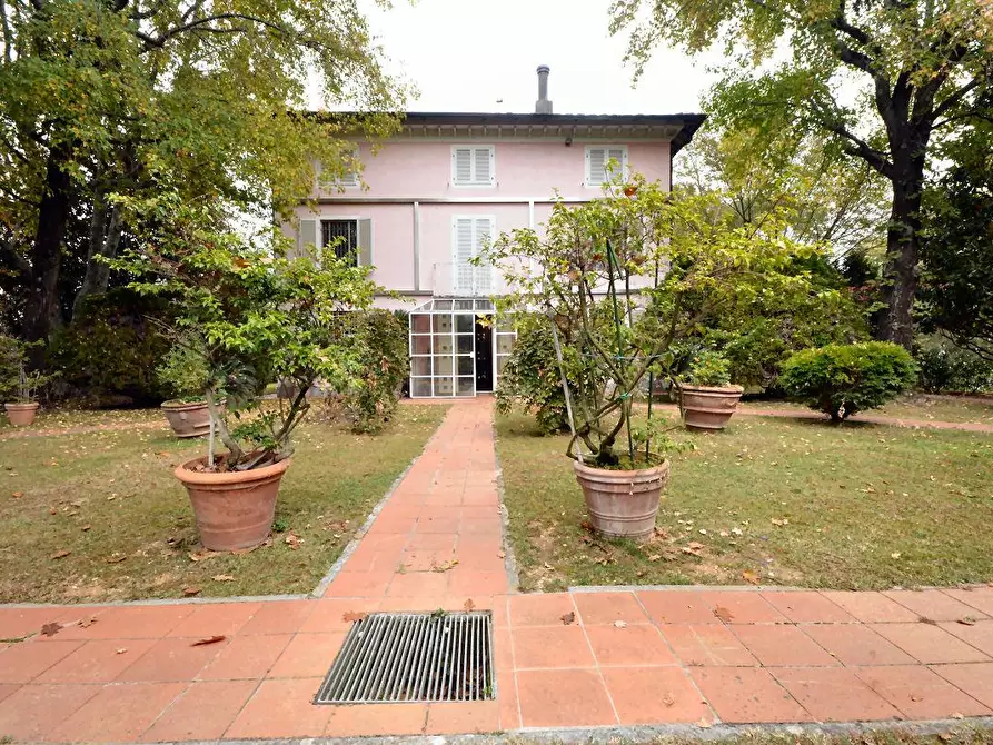 Immagine 43 di Villa in vendita  a Lucca