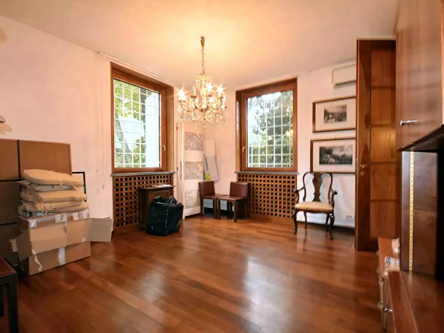 Immagine 3 di Villa in vendita  a Lucca