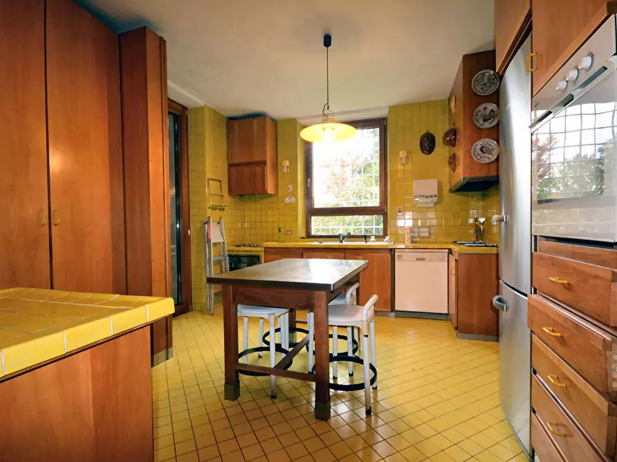 Immagine 6 di Villa in vendita  a Lucca