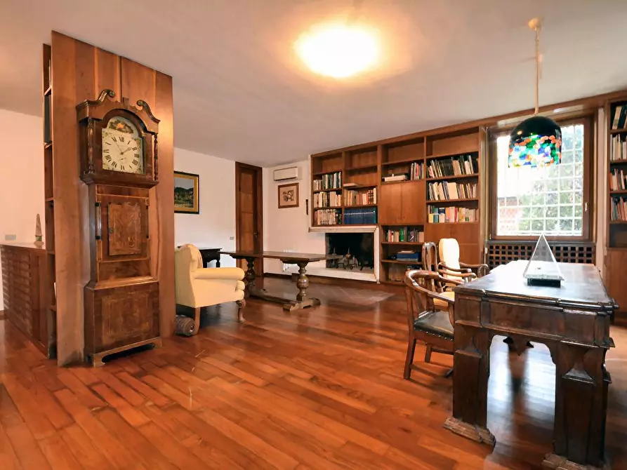 Immagine 2 di Villa in vendita  a Lucca