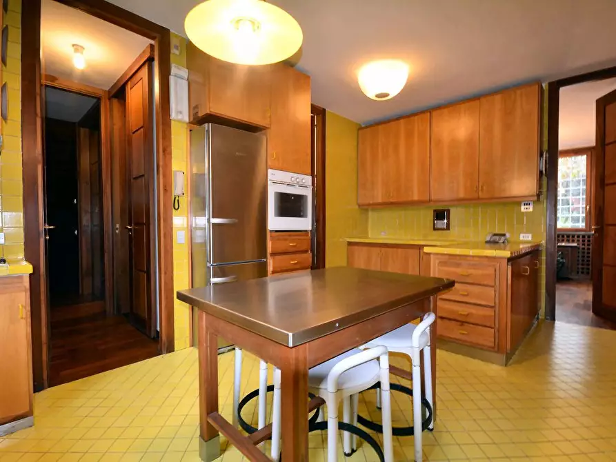 Immagine 4 di Villa in vendita  a Lucca