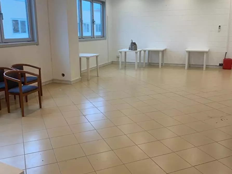 Immagine 3 di Attività artigianale in vendita  a Livorno