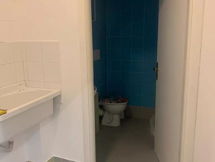 Immagine 9 di Attività artigianale in vendita  a Livorno