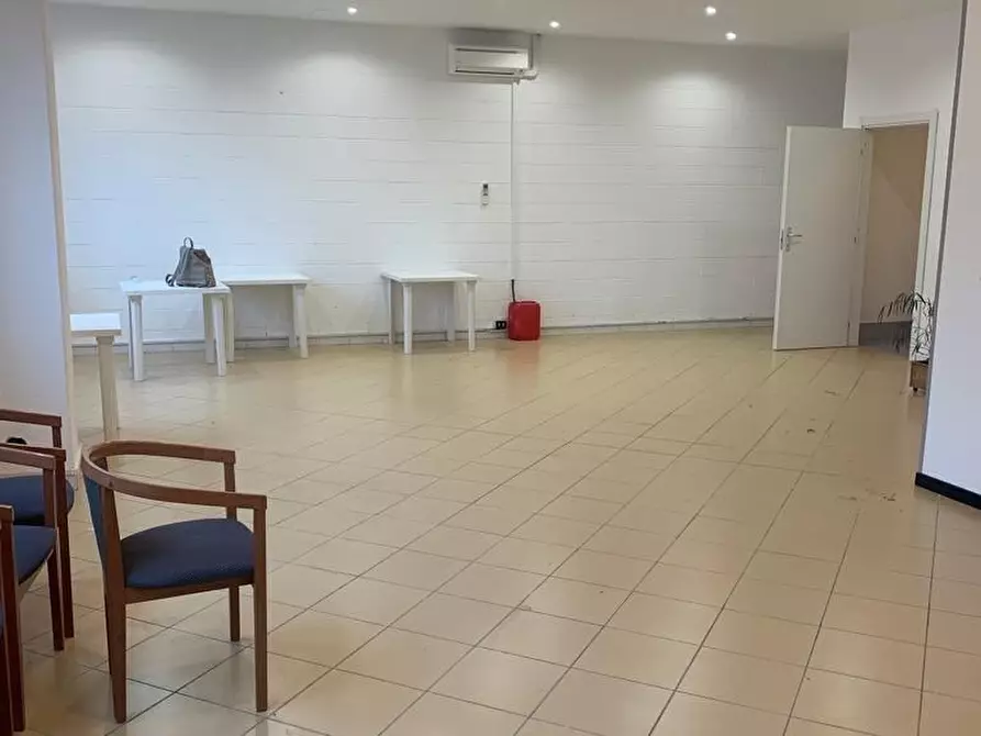 Immagine 4 di Attività artigianale in vendita  a Livorno