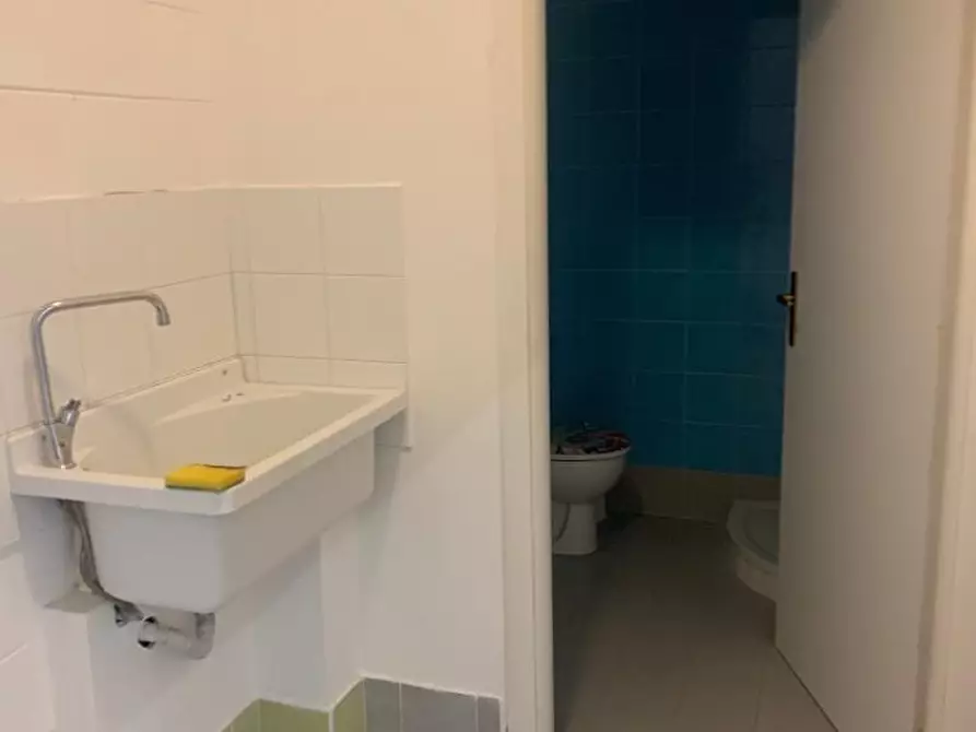 Immagine 10 di Attività artigianale in vendita  a Livorno