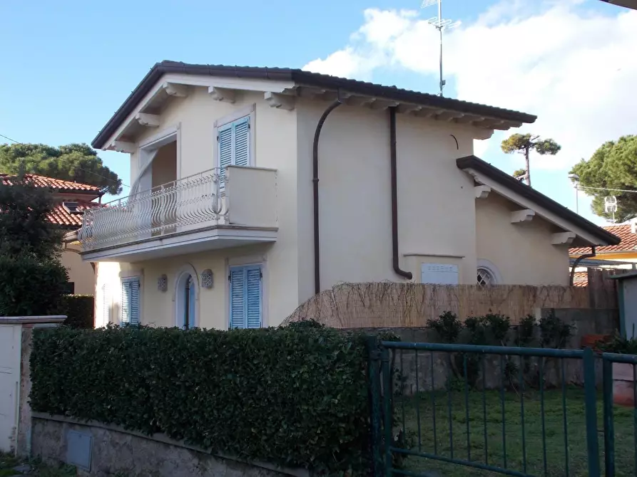 Immagine 1 di Villa in vendita  a Pietrasanta