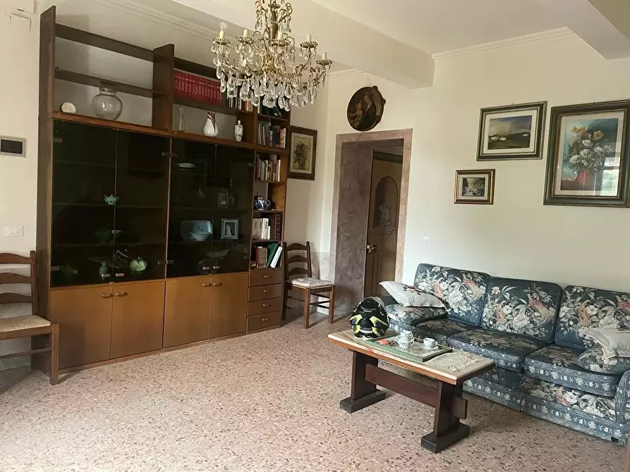 Immagine 2 di Appartamento in vendita  a Massa